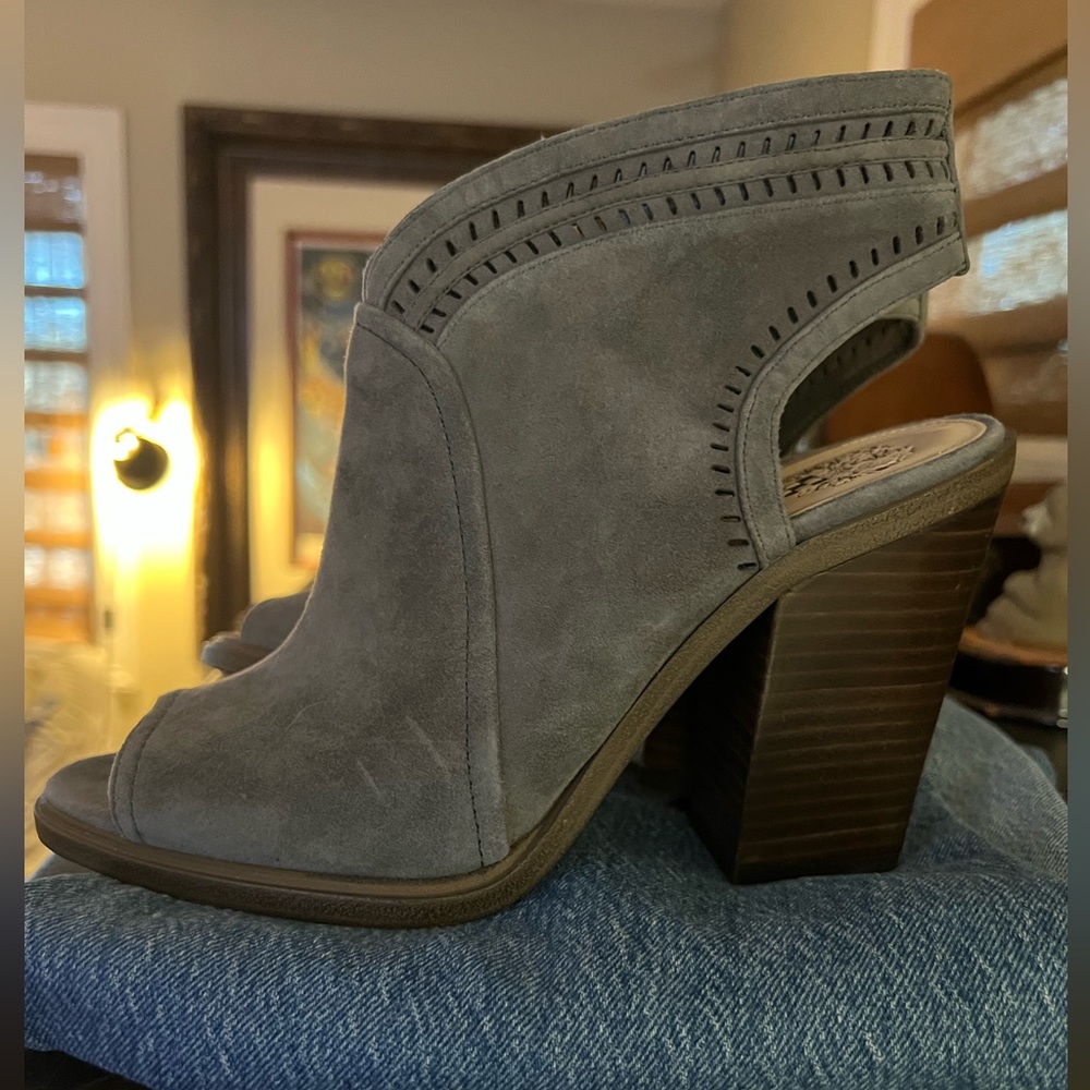 Vince Camuto Koral Gray Suede Leather Perforated Peep-Toe Booties Size 8.5M